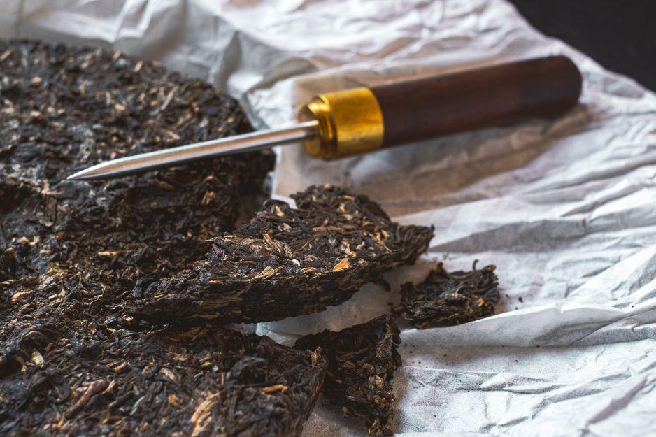 breaking up pu erh cake