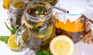 featured image - how to cold brew tea at home