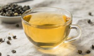 featured image - oolong vs green tea
