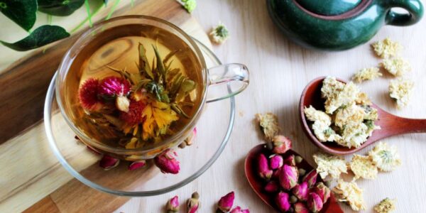 how to blend your own herbal tea at home - featured image