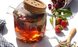 Green tea Strawberry cold brew recipe-green tea strawberry cold brew-strawberry cold brew tea recipe-how to make strawberry green tea recipe-cold brew green tea recipe-fruit infused iced tea