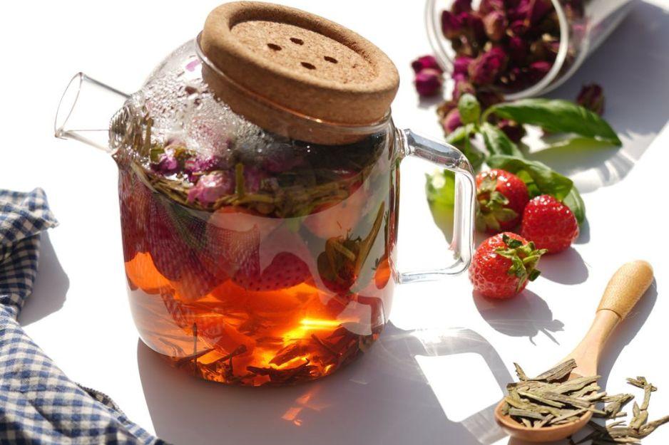 Green tea Strawberry cold brew recipe-green tea strawberry cold brew-strawberry cold brew tea recipe-how to make strawberry green tea recipe-cold brew green tea recipe-fruit infused iced tea
