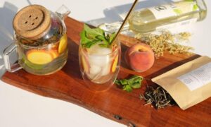 white tea cold brew recipe-peach elderflower cold brew-cold brew white tea-Bai Mu Dan cold brew- iced white tea recipe-elderflower iced tea recipe-white tea cold brew recipe-bai mu dan-white peony