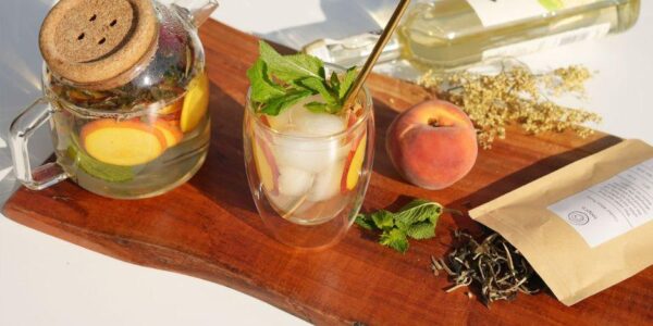 white tea cold brew recipe-peach elderflower cold brew-cold brew white tea-Bai Mu Dan cold brew- iced white tea recipe-elderflower iced tea recipe-white tea cold brew recipe-bai mu dan-white peony